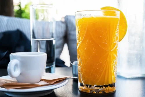jugo-de-naranja-y-una-taza-de-cafe-en-un-restaurante